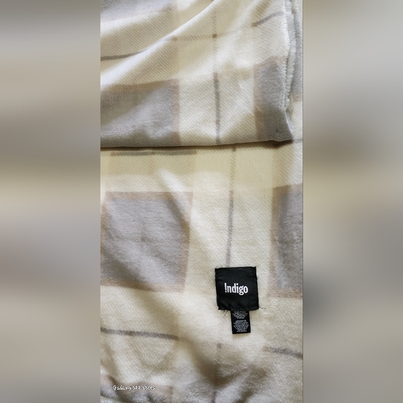 INDIGO Plush White Reversible New Blanket/Throw - Picture 5 of 8